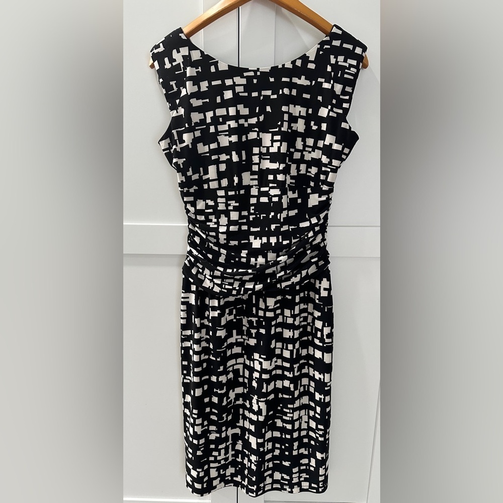 Nine West black and white geometrical dress size 6 ￼